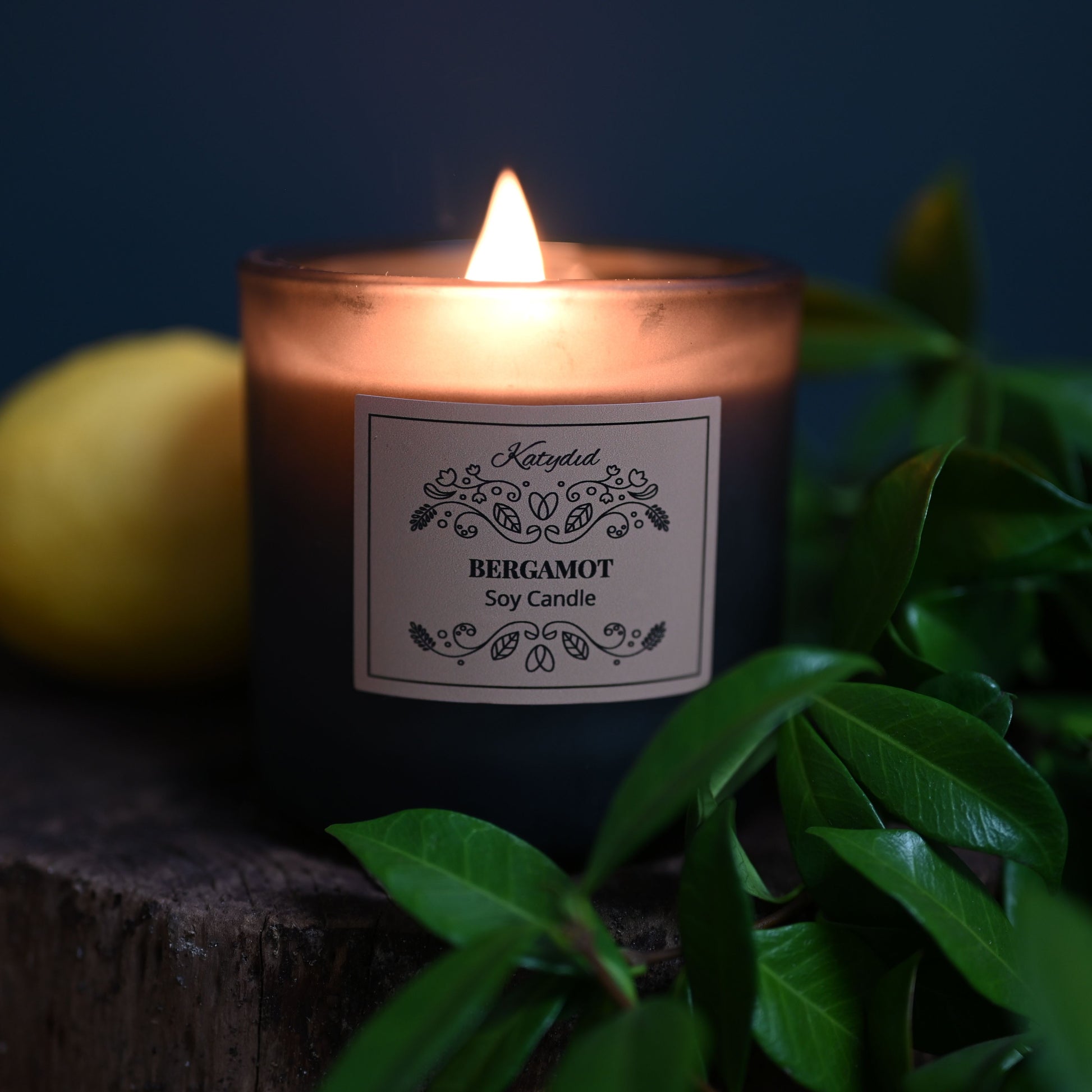 Bright, uplifting and effortlessly refreshing.  The Bergamot Candle fills your space with the crisp, citrusy aroma of sun-ripened bergamot. Hand poured using natural soy wax.  Large 500ml small 250ml