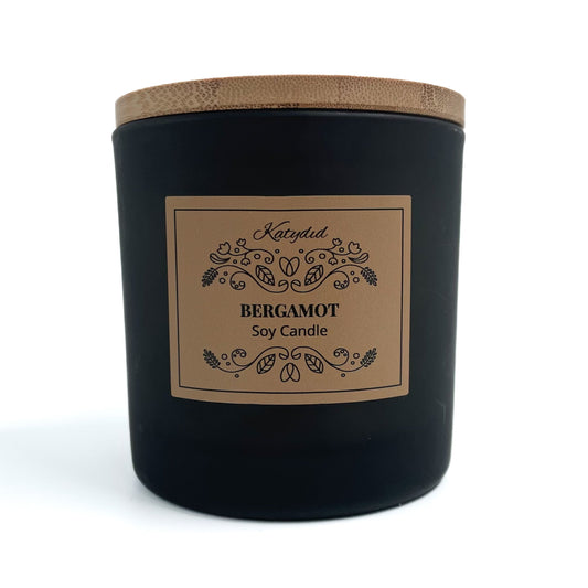 This candle scent is the crisp, citrusy aroma of sun-ripened bergamot. Hand poured using natural soy wax.  Large 500ml