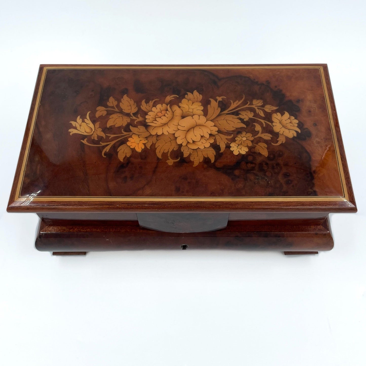 An elegant early 20th-century jewellery box from Sorrento, Italy, meticulously crafted in warm walnut wood with traditional inlaid marquetry.