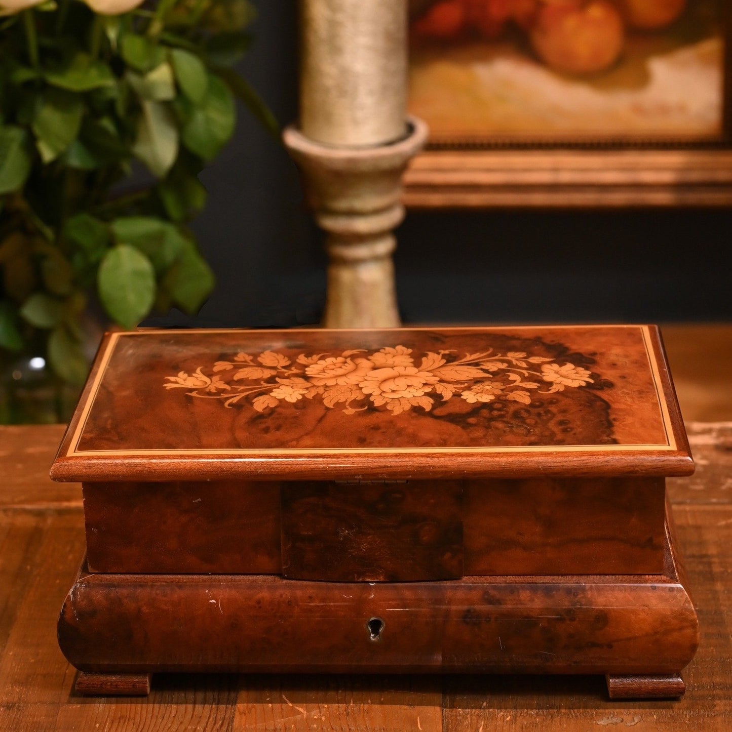 An elegant early 20th-century jewellery box from Sorrento, Italy, meticulously crafted in warm walnut wood with traditional inlaid marquetry.