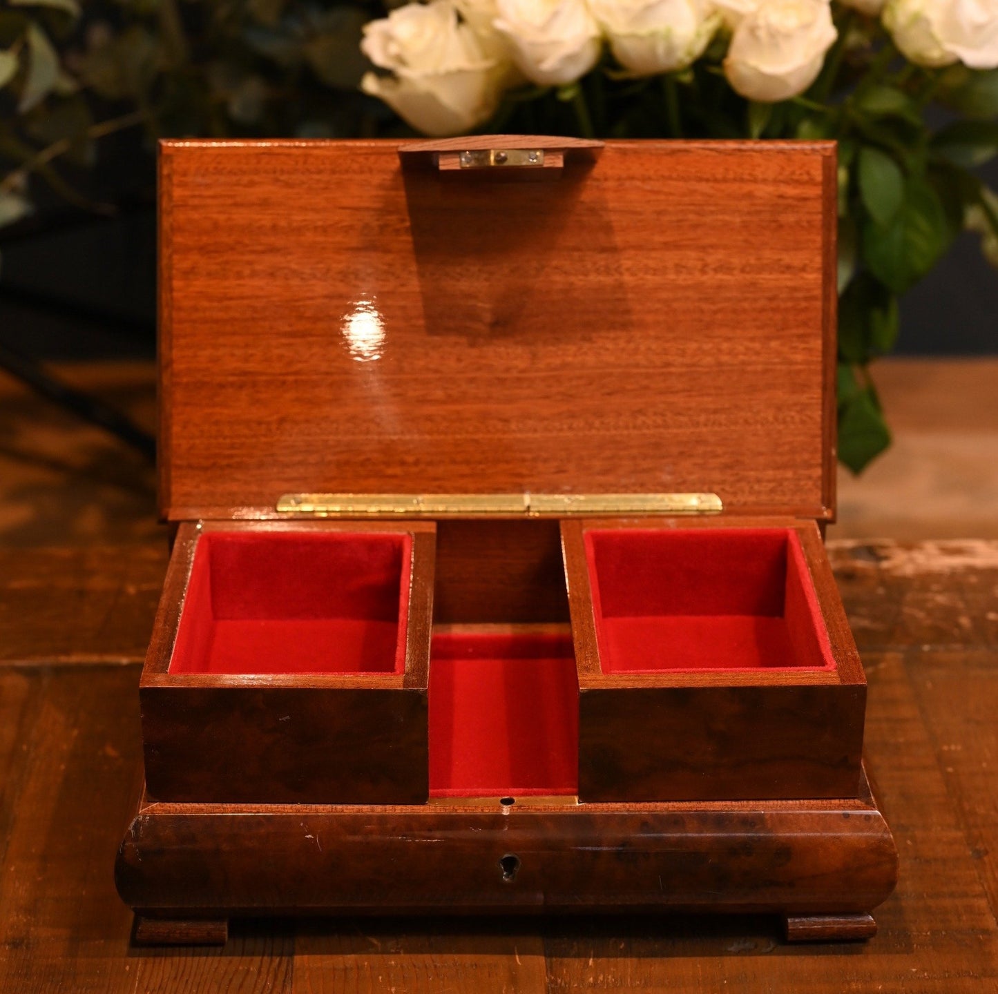 An elegant early 20th-century jewellery box from Sorrento, Italy, meticulously crafted in warm walnut wood with traditional inlaid marquetry.