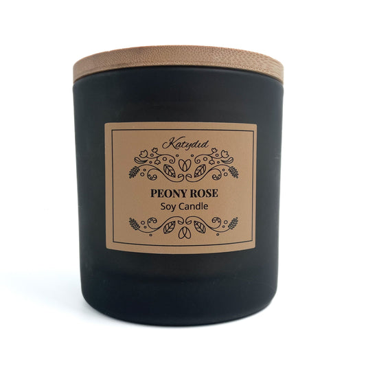 The Peony Rose Candle is a romantic blend of soft peony petals and fresh, blooming roses, creating a floral bouquet.  Hand poured using natural soy wax. Large 500ml