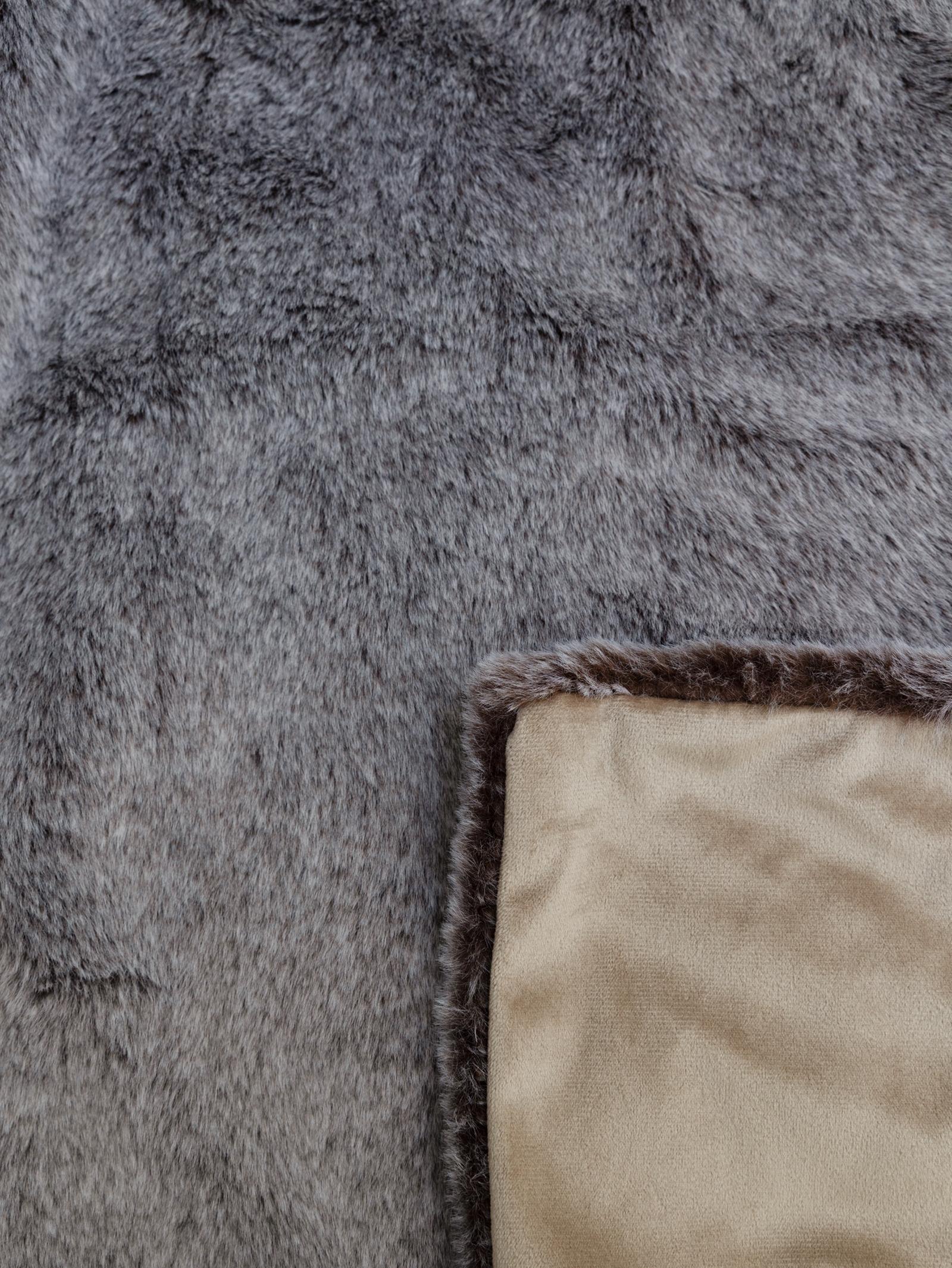 Luxurious and cosy brown faux fur throw 220cm x 140cm