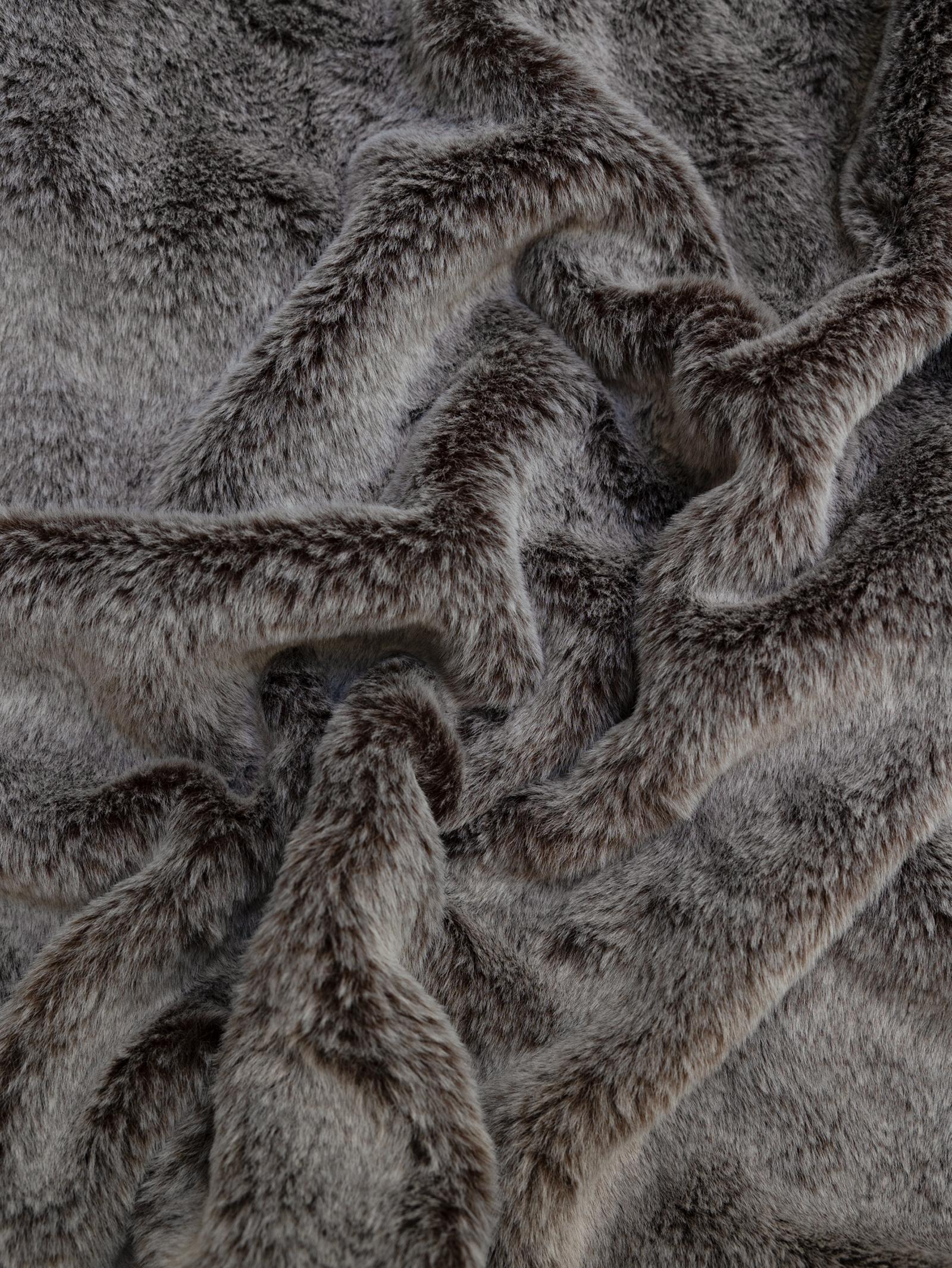 Luxurious and cosy brown faux fur throw 220cm x 140cm