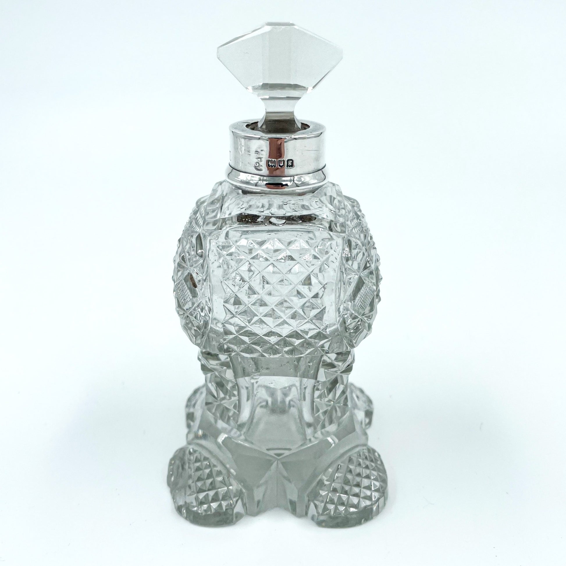 Crafted during the reign of King George V, this 1922 perfume bottle by Henry Perkins &amp; Sons is a striking blend of precision and poise. 