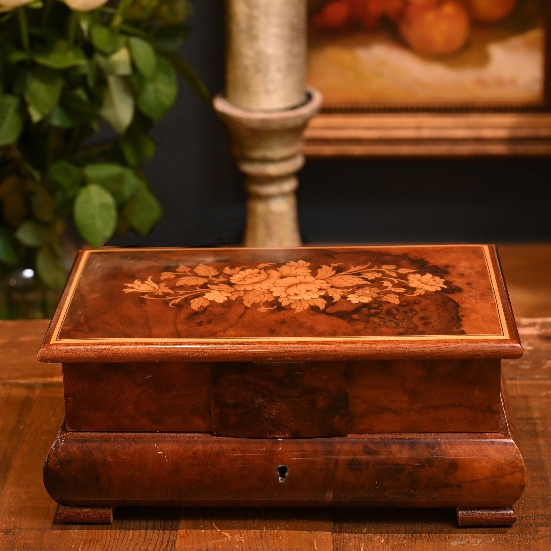 An elegant early 20th-century jewellery box from Sorrento, Italy, meticulously crafted in warm walnut wood with traditional inlaid marquetry. 