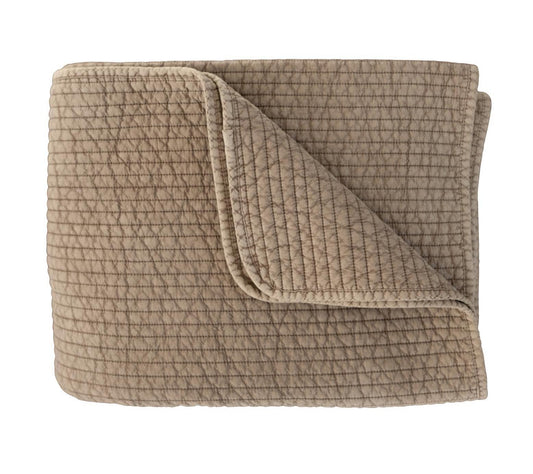 Crafted from premium 100% cotton and stonewashed for a softly weathered finish, this quilt exudes understated charm. 