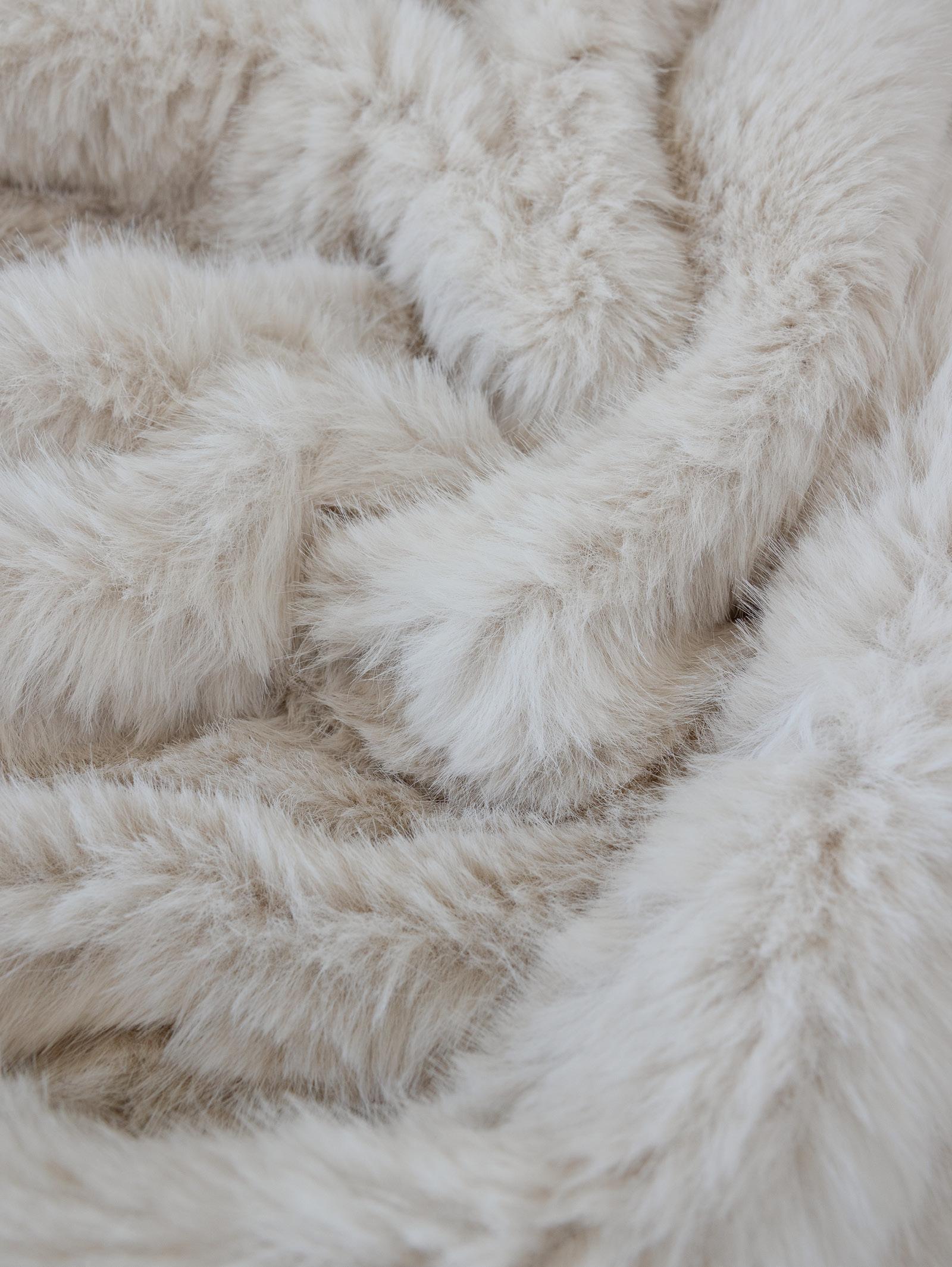 Envelop yourself in the soft serenity of this throw in winter cream. With its silky texture and elegant pale tone, this piece brings lightness and luxury to your home