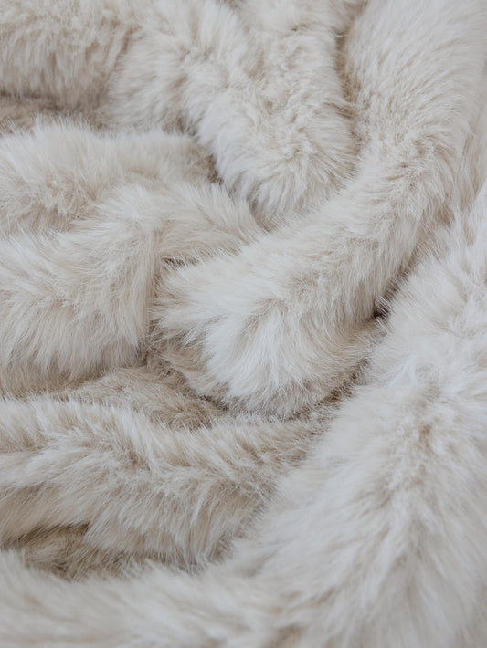 Envelop yourself in the soft serenity of this throw in winter cream. With its silky texture and elegant pale tone, this piece brings lightness and luxury to your home